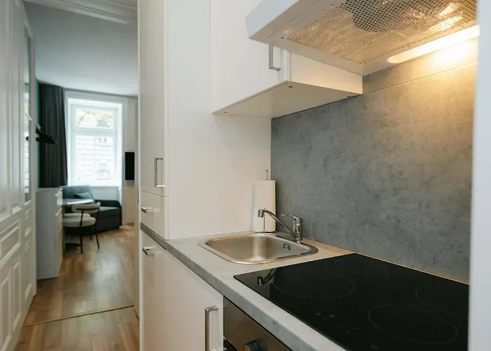 Comfy For 2-4 Quiet & Close To Metro *