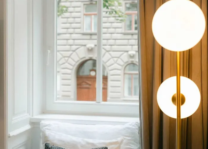 Comfy For 2-4 Quiet & Close To Metro *